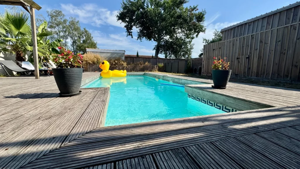 Piscine privée de la Villa de Louis entourée de sa terrasse en bois