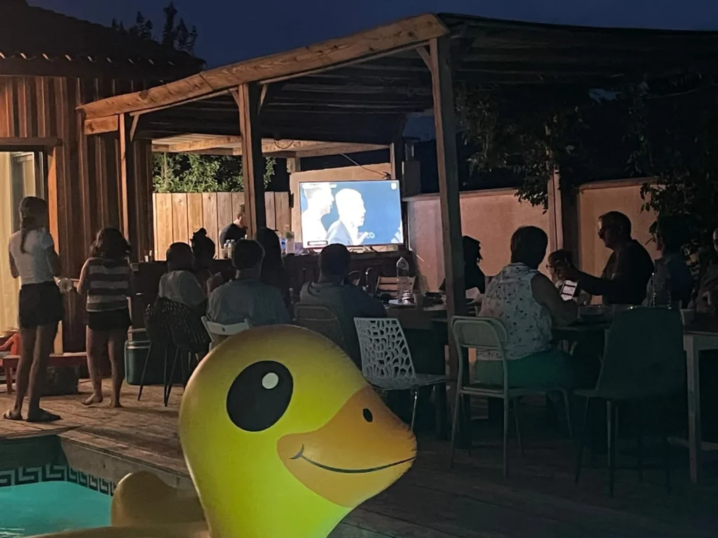 Soirée entre amis sous la pergola au bord de la piscine de la Villa de Louis